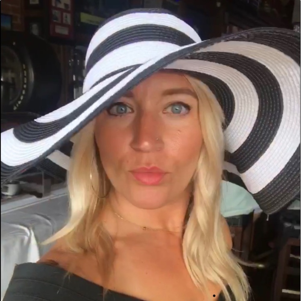 Big floppy hat
